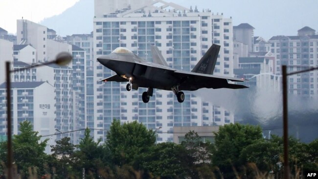 美国一架F-22战斗机在韩国光州空军基地起飞 - 资料照片