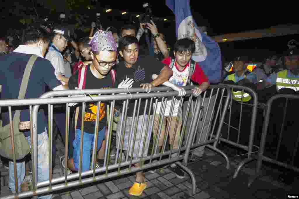 Para demonstran gerakan &quot;Occupy Central&quot; mengkonfrontasi polisi saat berdemonstrasi di Hong Kong (31/8). (Reuters/Tyrone Si)