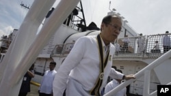 Philippine President Benigno Aquino III climbs up the BRP Gregorio Del Pilar (PF 15) as he leads arrival ceremonies at Manila's pier, Philippines, August 23, 2011