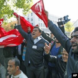 Tsoffin sojojin kasar Turkiyya su na zanga-zanga a kofar ofishin Frayim Minista Tayyip Erdogan don nuna rashin yarda da harin baya-bayan nan da Kurdawa 'yan tawayen PKK su ka kaiwa sojojin kasar ta Turkiyya.