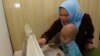 Adit, pasien kanker anak yang berasal dari Riau bermain didampingi ibunya bermain di Rumah Singgah Graha Yayasan Onkologi Anak Indonesia (YOAI). (Foto: Yayasan Onkologi Anak Indonesia)