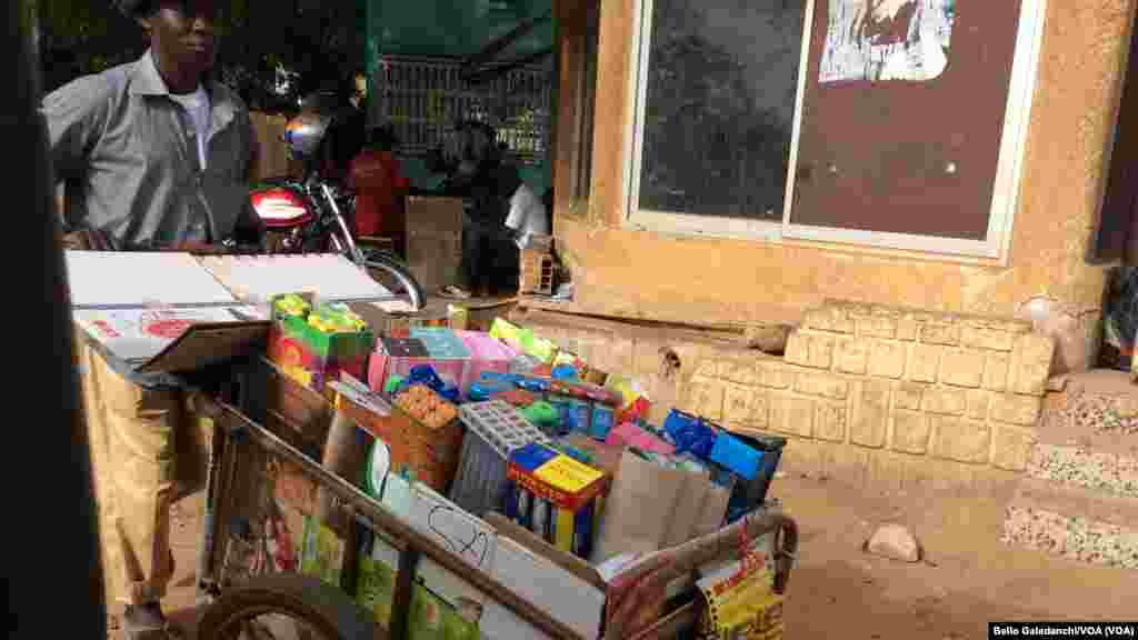 Masu sayar da kaya akan kura suna da yawa a babban birnin Niamey. 