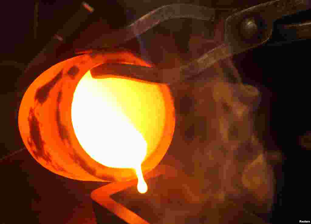 Liquid gold is poured into a mould at the Austrian Gold and Silver Separating Plant 'Oegussa' in Vienna.