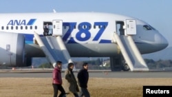 Para penumpang pesawat Boeing 787 Dreamliner milik maskapai penerbangan Jepang, ANA, berjalan menjauhi pesawat pasca pendaratan darurat di bandara Takamatsu, Jepang (16/1).