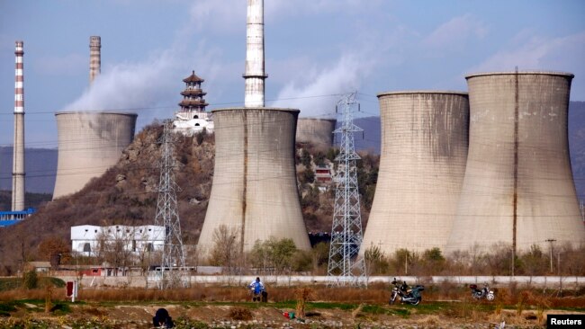 北京郊区火力发电厂的烟囱。（2011年11月22日）