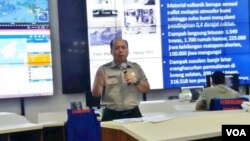 Kepala pusat data informasi dan hubungan masyarakat BNPB, Sutopo Purwo Nugroho dalam konferensi pers di kantornya hari Senin 25/9. (Foto: VOA/Fathiyah).