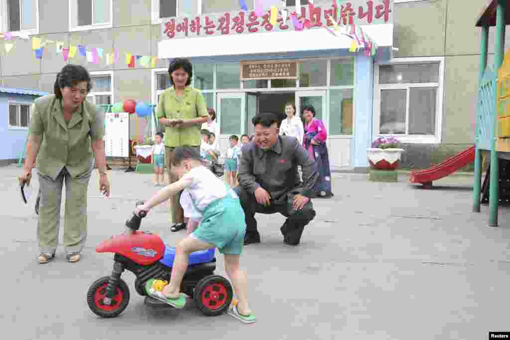 북한 김정은 국방위원회 제1위원장이 1일 &#39;국제아동절&#39;을 맞아 &#39;평양 애육원&#39;을 방문했다고, 조선중앙통신이 2일 보도했다.