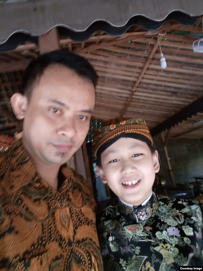 Larry dan Kukuh Ridho Laksono, guru mendalangnya (courtesy: Kukuh)