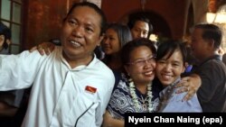 지난해 3월 미얀마에서 반정부 시위 중 투옥된 학생 활동가들이 8일 바고 지방 법원에서 가족들과 상봉하고 있다.