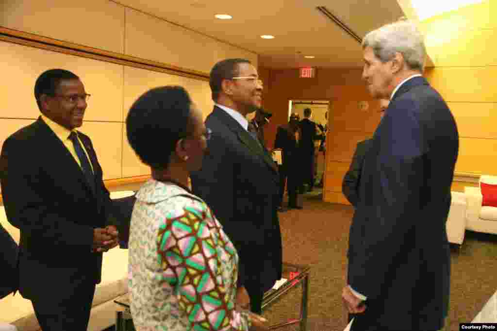 Rais Kikwete akizungumza na waziri Kerry wakati wa mkutano wa kupambana na umaskini