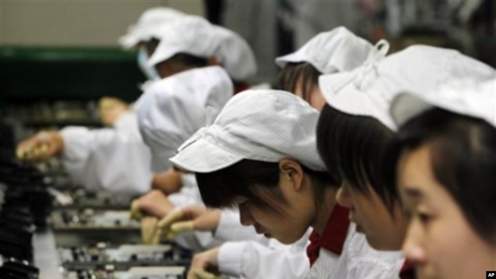 资料照 - 深圳的富士康代工厂里的工人们正在紧张工作。(photo:VOA)