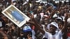 Les partisans de la coalition d'opposition Ensemble pour la démocratie et la souveraineté (EDS), brandissent une affiche de l'ancien président Gbagbo lors d'un rassemblement à Yopougon, Abidjan, le 28 juillet 2018.