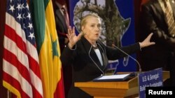 Hillary Clinton numa alocução pública na Universidade de Dacar no Senegal, um dos seis países constantes na sua agenda de digressão por África