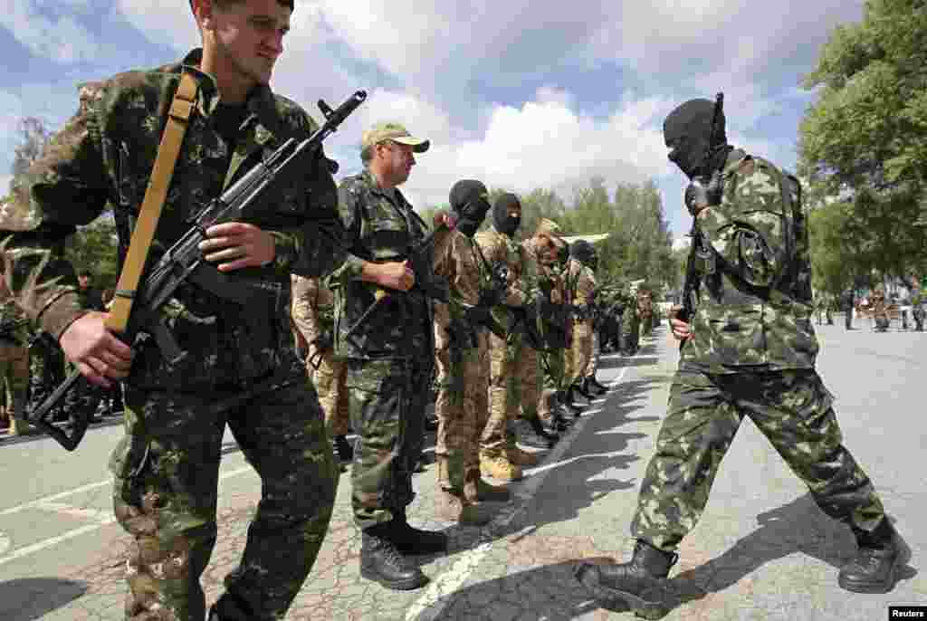 Members of the "Donbass" self-defense battalion attend a ceremony to swear an oath to be included in a reserve battalion of the National Guard of Ukraine near Kyiv, June 23, 2014. 