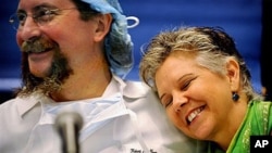 Donor Pamela Paulk, 55, of Baltimore, Md., embraces transplant surgeon Dr. Robert Montgomery after sharing her transplant story during a press conference at Johns Hopkins Hospital in Baltimore, Maryland, July 7, 2009 (file photo)