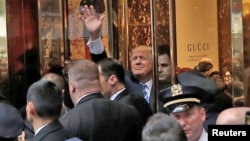 Ứng viên tổng thống đảng Cộng hòa Donald Trump vẫy chào những người ủng hộ bên ngoài toà nhà Trump Tower nơi ông sống tại khu Manhattan, New York, ngày 08 tháng 10 năm 2016.