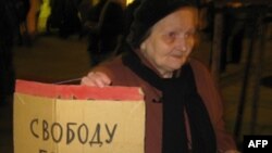 Собравшиеся держали плакаты не только в поддержку 31-й статьи Основного закона РФ, но и с требованием освободить Егора Бычкова. Санкт-Петербург. 31 октября 2010года