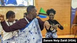 Des jeunes tanzaniens esquissent quelques pas de danse devant leurs pairs des autres pays représentés à "l’Ecole de la paix" à Goma, le 28 Janvier 2022. 