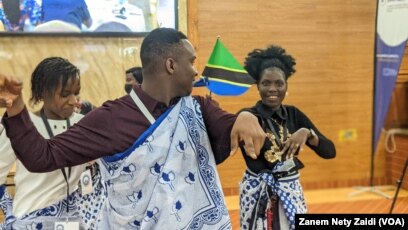 Des jeunes tanzaniens esquissent quelques pas de danse devant leurs pairs des autres pays représentés à "l’Ecole de la paix" à Goma, le 28 Janvier 2022. 