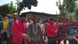 Iring-iringan bakal pasangan calon dari jalur partai politik, Gibran Rakabuming Raka ( depan memakai masker- baju lurik bergaris) didampingi ketua DPC PDIP Solo, Hadi Rudyatmo (4 dari kiri- depan berjas merah- masker) dan diikuti kandidat Wakil Walikota,