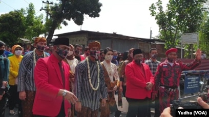 Iring-iringan bakal pasangan calon dari jalur partai politik, Gibran Rakabuming Raka ( depan memakai masker- baju lurik bergaris) didampingi ketua DPC PDIP Solo, Hadi Rudyatmo (4 dari kiri- depan berjas merah- masker) dan diikuti kandidat Wakil Walikota,