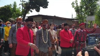 Iring-iringan bakal pasangan calon dari jalur partai politik, Gibran Rakabuming Raka ( depan memakai masker- baju lurik bergaris) didampingi ketua DPC PDIP Solo, Hadi Rudyatmo (4 dari kiri- depan berjas merah- masker) dan diikuti kandidat Wakil Walikota, 