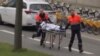 تصویر گرفته شده از تلویزیون که انتقال یک مجروح حملات متروی بروکسل را نشان می دهد.