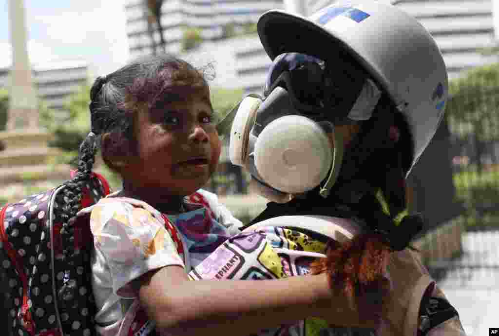 نجات یک کودک در تظاهرات ضددولتی در ونزوئلا که با گاز اشک آور آسیب دیده بود.