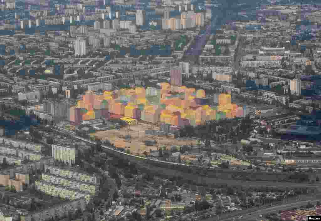 Sebuah blok gedung-gedung apartemen yang dicat warna-warni di kota Kyiv, Ukraina.