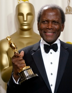 Sidney Poitier pose avec son Oscar honorifique lors de la 74e cérémonie annuelle des Oscars, le 24 mars 2002 à Los Angeles.