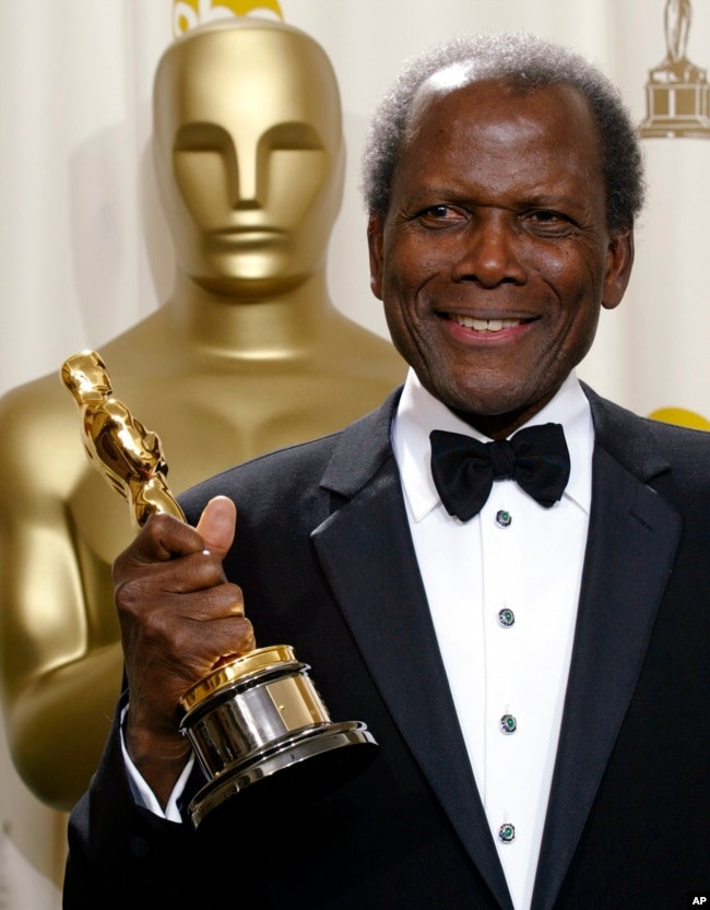 Sidney Poitier pose avec son Oscar honorifique lors de la 74e cérémonie annuelle des Oscars, le 24 mars 2002 à Los Angeles.