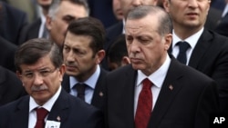 احمد داووداوغلو (چپ) از برخی از سیاست های رجب طیب اردوغان حمایت نکرده است.