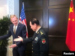 美国代理防长沙纳汉与中国防长魏凤和2019年5月31日在出席香格里拉对话会期间举行会谈（路透社）