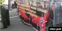 Salah satu spanduk yang dibawa dalam aksi 200 mahasiswa Papua di Surabaya, Sabtu, 1 Desember 2018. (Foto: VOA-PetrusRiski/videograb)