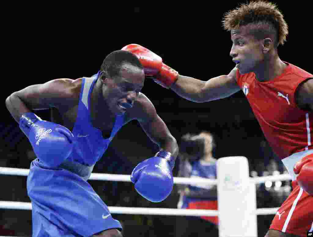 Le Cubain Joahnys Argilagos, à droite, combat contre le Kényan Peter Mungai Warui dans la catégorie des 49 kg en boxe, à Rio de Janeiro, Brésil, le 10 août 2016.