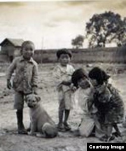 满洲农业开拓团儿童在嬉戏（图片来源：Japan Focus）