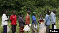 지난달 3일 아프리카 말라위 링롱웨 시 주민들이 유엔 산하 세계식량계획이 지원하는 식량을 배급받기 위해 줄 서 있다.
