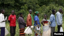 Malawians queue for food aid distributed by the United Nations World Food Program. (File)