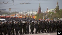 지난 5월 러시아 모스크바에서 반정부 시위를 진압하기 위해 출동한 경찰. (자료사진)