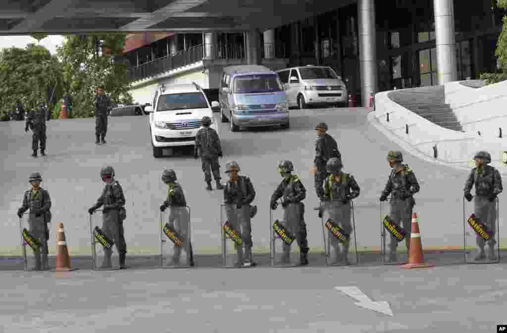 Tentara Thailand segera memblokir barisan kendaraan bermotor yang berada di Klub Angkatan Darat seusai pernyataan kudeta militer di Bangkok, 22 Mei 2014.