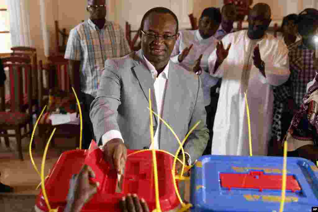 Faustin Archange Touadera, ancien Premier ministre comme l’autre candidat au second tour de la présidentielle centrafricaine, place son bulletin dans l’urne lors du scrutin couplé aux législatives à Bangui, en République centrafricaine, 14 février 2016