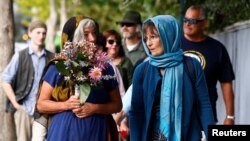 Des personnes allant à une veillée pour les victimes de la fusillade dans la mosquée à Christchurch, en Nouvelle-Zélande, le 24 mars 2019.