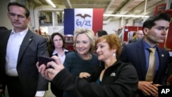 Hillary Clinton battant campagne dans l'Iowa, le 5 janvier 2016.
(AP Photo/Charlie Neibergall)