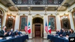 El secretario de Relaciones Exteriores de México, Marcelo Ebrard, a la izquierda, acompañado por la vicepresidenta Kamala Harris, a la derecha, en una reunión de Diálogo Económico de Alto Nivel México-Estados Unidos en la Casa Blanca, Washington D.C., el 9 de septiembre de 2021.