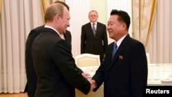 지난 2014년 11월 러시아 모스크바를 방문한 최룡해 북한 노동당 비서(오른쪽)가 블라디미르 푸틴 러시아 대통령과 회동했다. (자료사진)