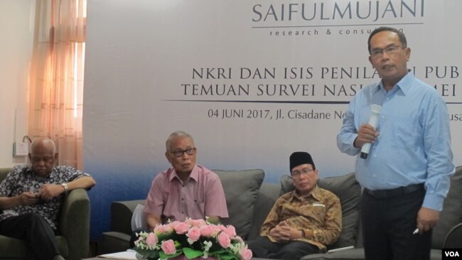 Rilis Survei Saiful Mujani Research and Consulting (SMRC) di Jakarta, Minggu (4/6) tentang NKRI dan ISIS: Penilaian publik nasional. (VOA/Fathiyah)