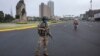 Des soldats stationnés sur une avenue du centre-ville de Lima, capitale du Pérou, le 16 mars 2020. (Photo AP/Rodrigo Abd)