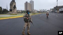 Des soldats stationnés sur une avenue du centre-ville de Lima, capitale du Pérou, le 16 mars 2020. (Photo AP/Rodrigo Abd)