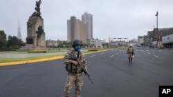 Seorang tentara berpatroli di pusat kota Lima, Peru, 16 Maret 2020. (Foto: dok).