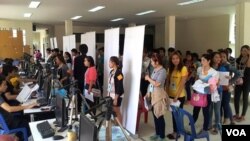 ແຮງ​ງານ​ລາວ ທີ່​ເປັນເຍົາ​ວະ​ຊົນ​ ພາ​ກັນໄປ​ຈົດ​​ທະ​ບຽນ ເພື່ອ​ເດີນ​ທ​າງ​ໄປ​ເຮັດ​ວຽກ​ຢູ່​ໄທ 